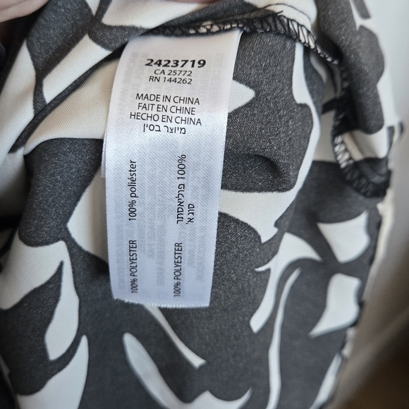 Elegant Black and White Floral Button Down Shirt - Picture 3 of 3